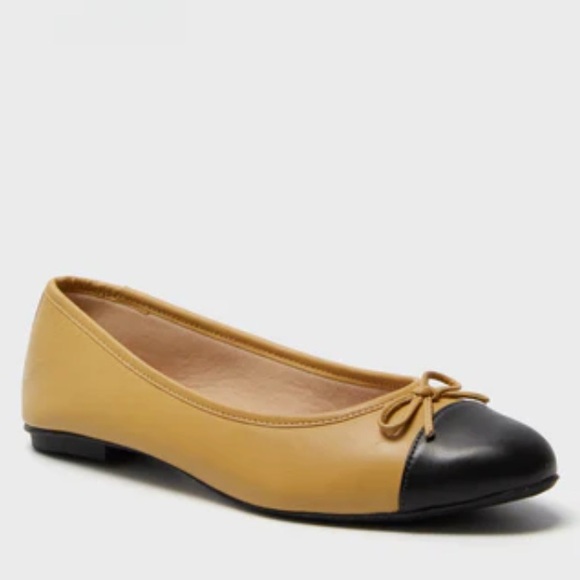 Tuckernuck Shoes - Tuckernuck Tan and Black Flats